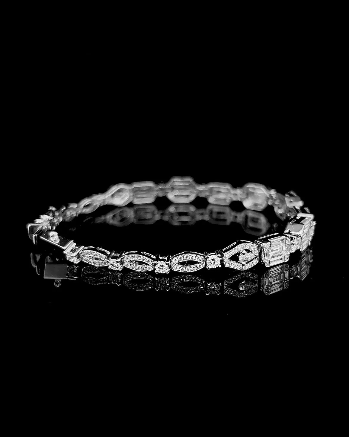 #LVNA2024 | Eternity Emerald Invisible Setting Unisex Diamond Bracelet 18kt