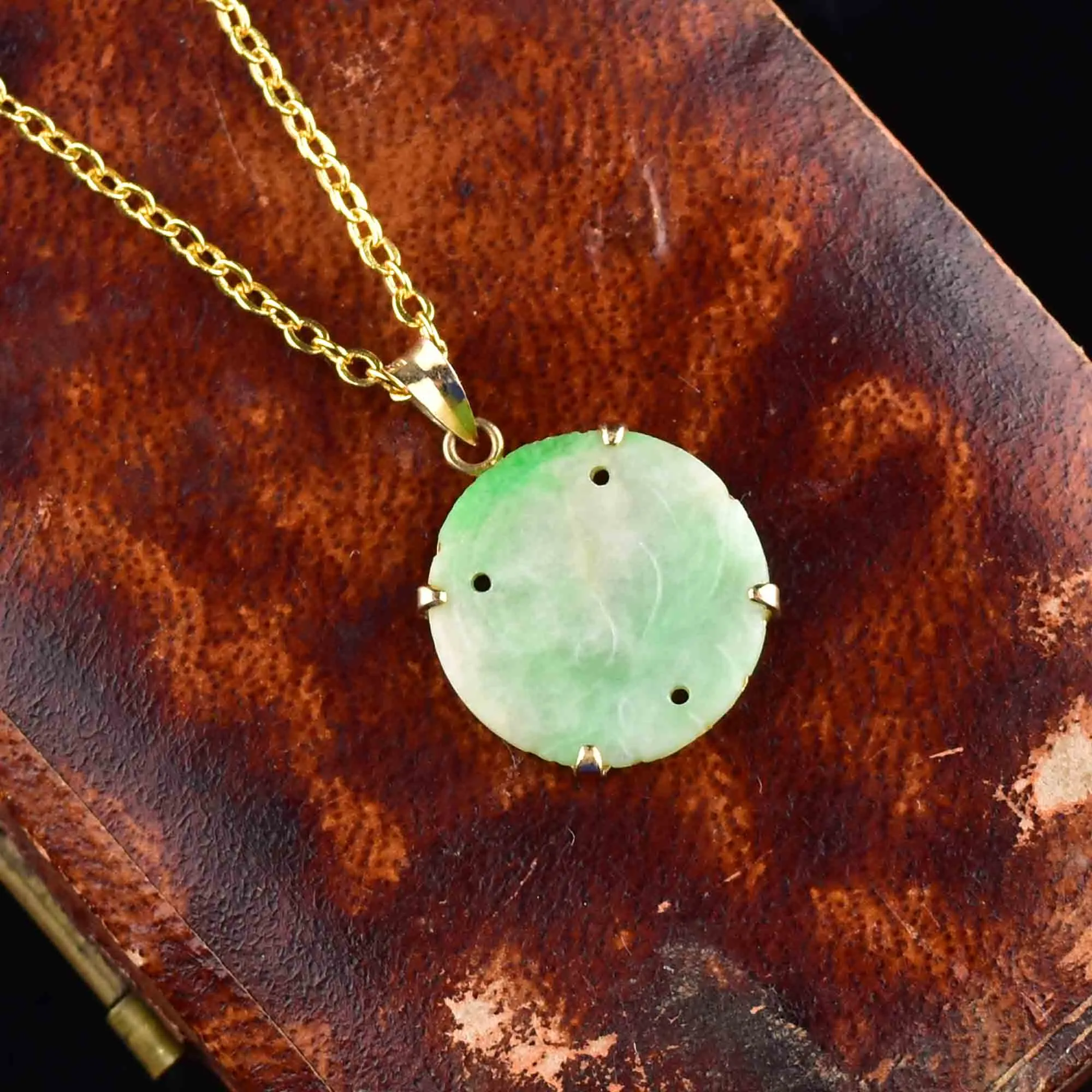 Vintage 14K Gold Carved Jade Pendant Necklace