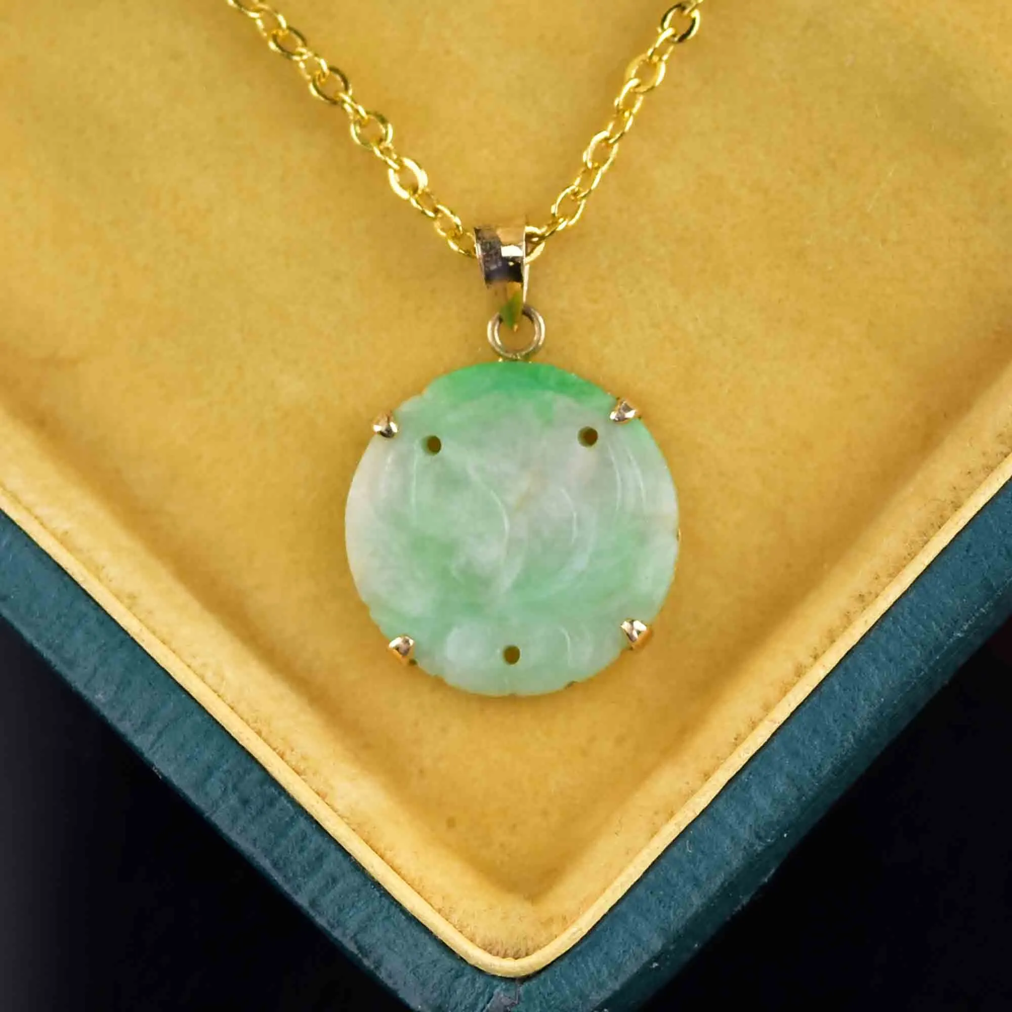 Vintage 14K Gold Carved Jade Pendant Necklace